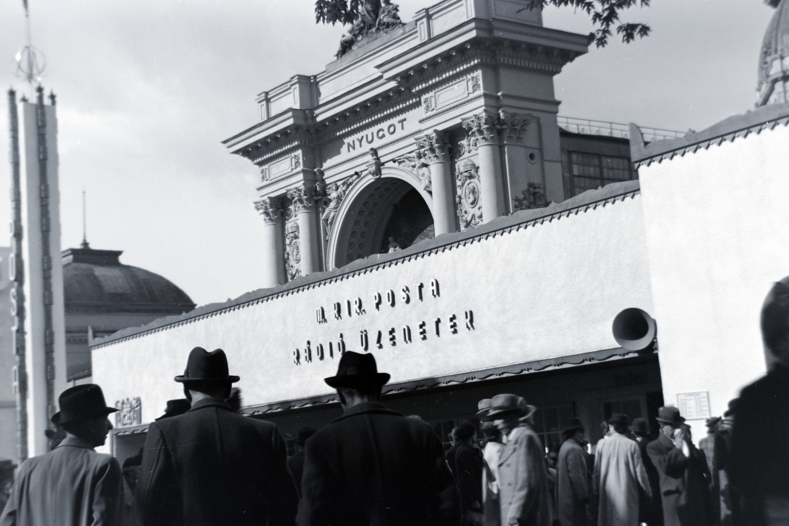 Hungary, Budapest XIV., Magyar Királyi Posta Rádióüzenetek pavilonja, háttérben az Iparcsarnok., 1941, Barbjerik Ferenc, post, radio broadcasting, Budapest, Christian Ulrich-design, fair, Fortepan #148237