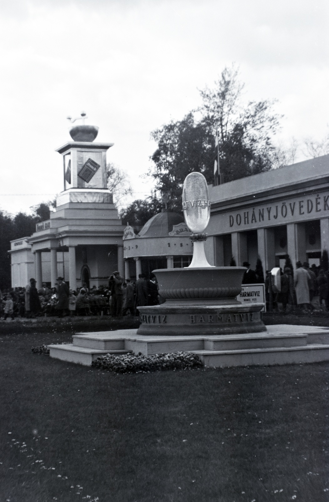 Hungary, Budapest XIV., a Harmatvíz kiállítási reklámja, mögötte a Népművészet, a Franck és a Braun gyár, valamint a Magyar Királyi Dohányjövedék termékeinek pavilonja., 1941, Barbjerik Ferenc, Budapest, fair, ad, Fortepan #148238