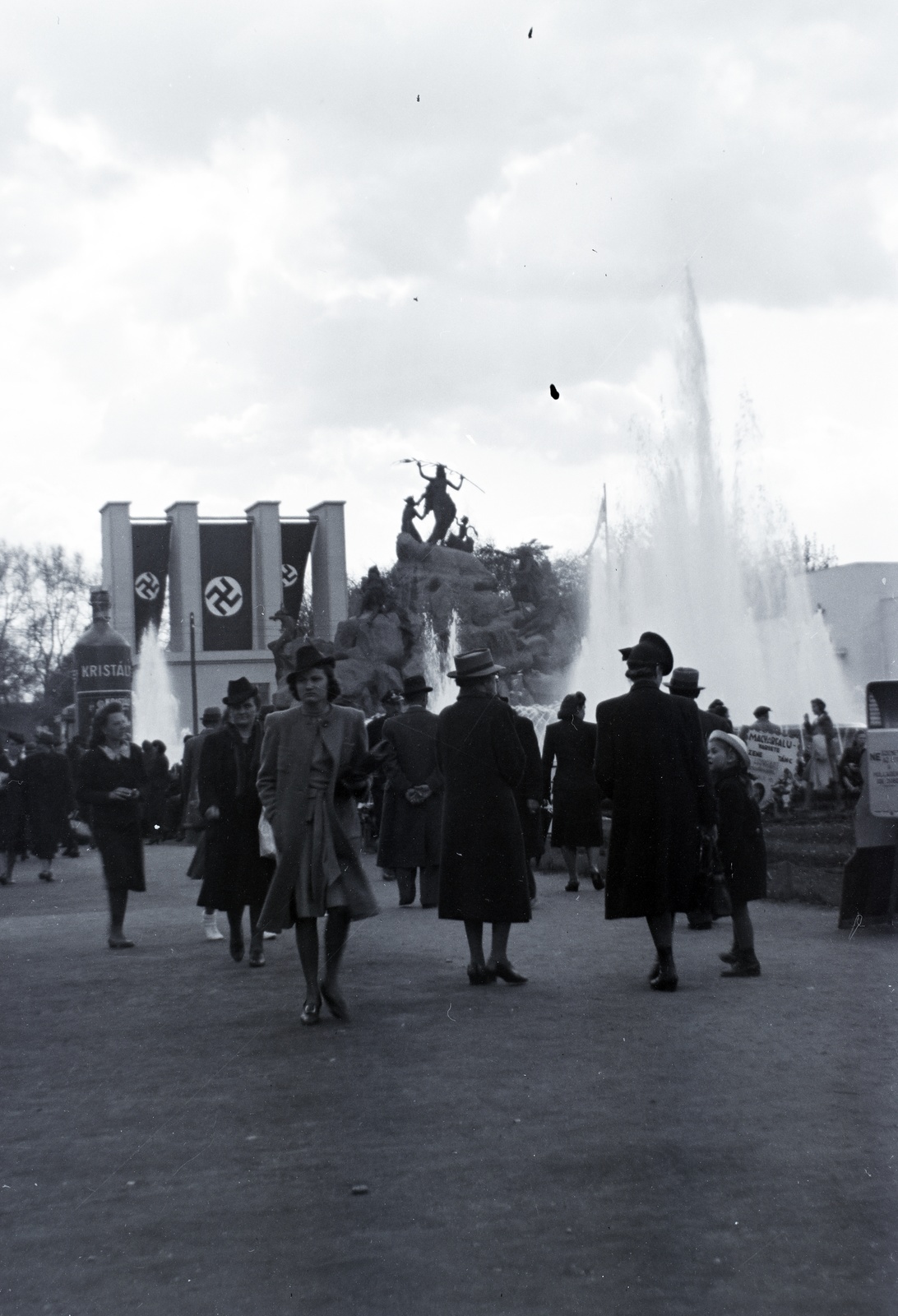 Hungary, Budapest XIV., háttérben a Sió tündér regéje szoborcsoport és szökőkút, balra a Szent Lukács gyógyfürdő kristály-forrás vízének reklám csatosüvege., 1941, Barbjerik Ferenc, swastica, Budapest, Fortepan #148239