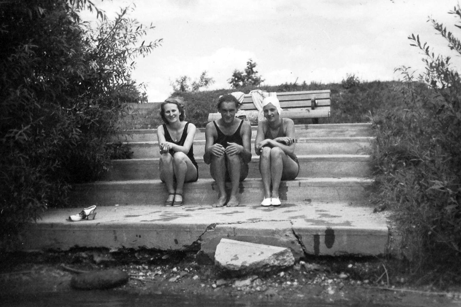 1937, Négyesi Pál, sitting with hands on knees, sitting on stairs, three people, Fortepan #14824