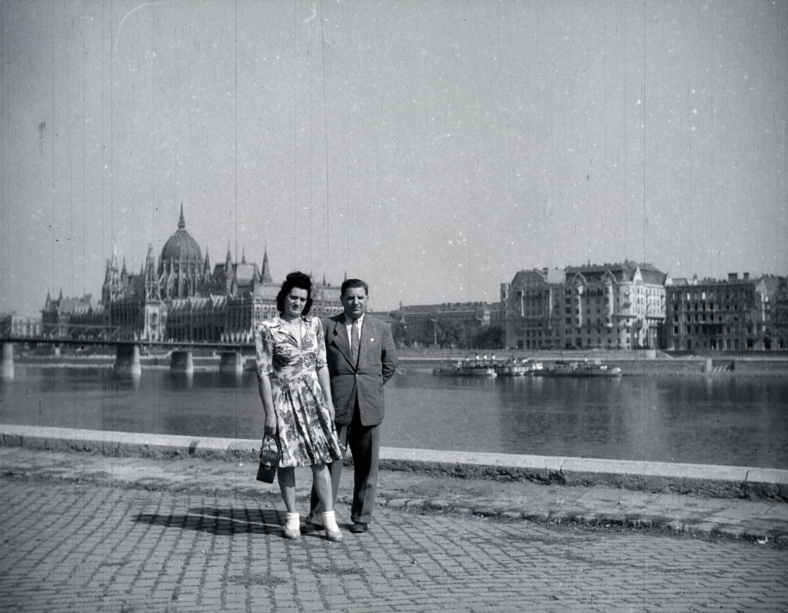 Magyarország, Budapest V.,Budapest I., budai alsó rakpart, háttérben balra a Kossuth híd és a Parlament., 1953, Barbjerik Ferenc, Kossuth híd, országház, Budapest, emberpár, Fortepan #148255