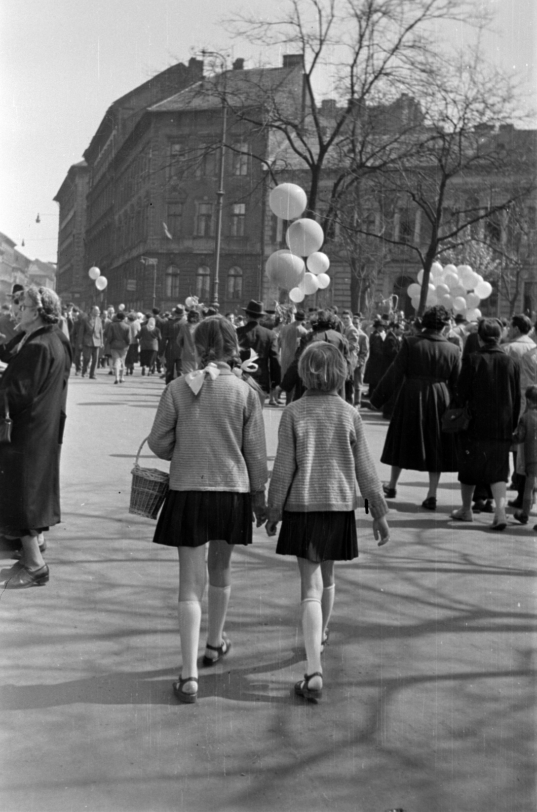 Magyarország, Budapest VII., az Almássy tér Wesselényi utca felé nézve. Május 1-i felvonulók., 1958, Barbjerik Ferenc, Budapest, fonott táska, léggömb, háttal, lányok, Fortepan #148258