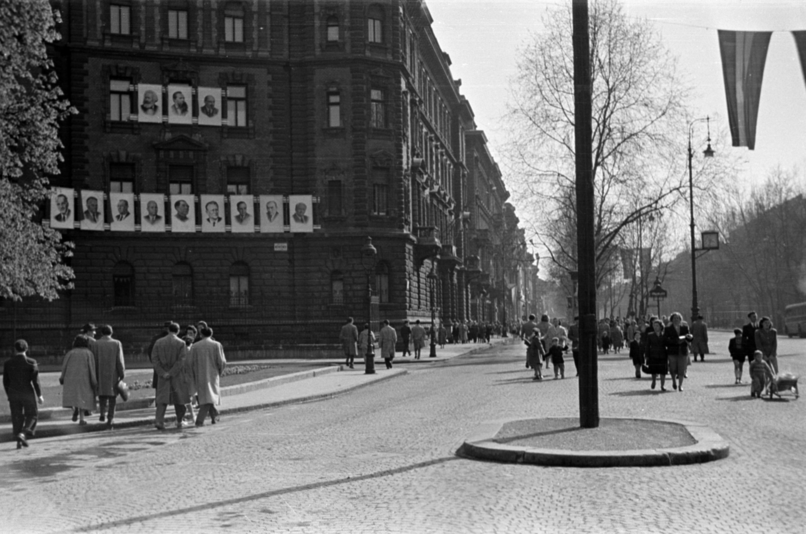 Hungary, Budapest VI., Kodály körönd (Körönd), szemben az Andrássy út (Népköztársaság útja) az Oktogon (November 7. tér) felé nézve., 1958, Barbjerik Ferenc, Budapest, political decoration, pedestrian, Fortepan #148265