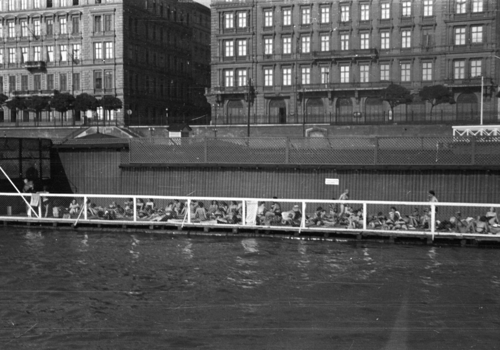 Hungary, Budapest V., dunai fürdő a Széchenyi rakpart előtt, szemben a Széchenyi utca torkolata. Jobbra Ganz Ábrahám háza (elpusztult)., 1943, Barbjerik Ferenc, Budapest, vanished building, Fortepan #148271
