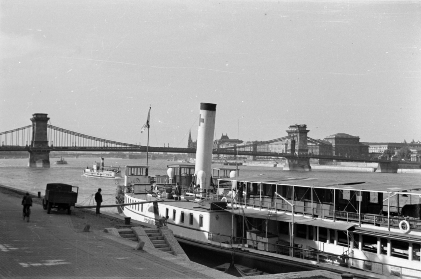 Hungary, Budapest I., budai alsó rakpart a Várkert rakpart (Zita királyné út) alatt a Széchenyi Lánchíd felé nézve, előtérben a DDSG Schönbrunn gőzhajója kórházhajóként., 1943, Barbjerik Ferenc, Budapest, Schönbrunn ship, Fortepan #148273