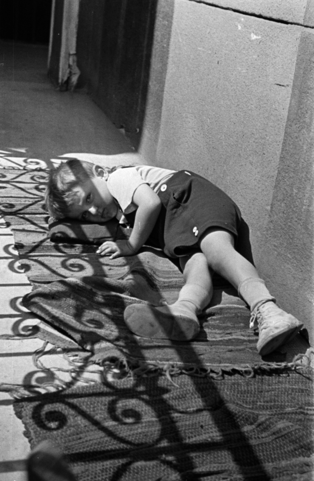 1943, Barbjerik Ferenc, shadow, carpet, courtyard balcony, kid, Fortepan #148276