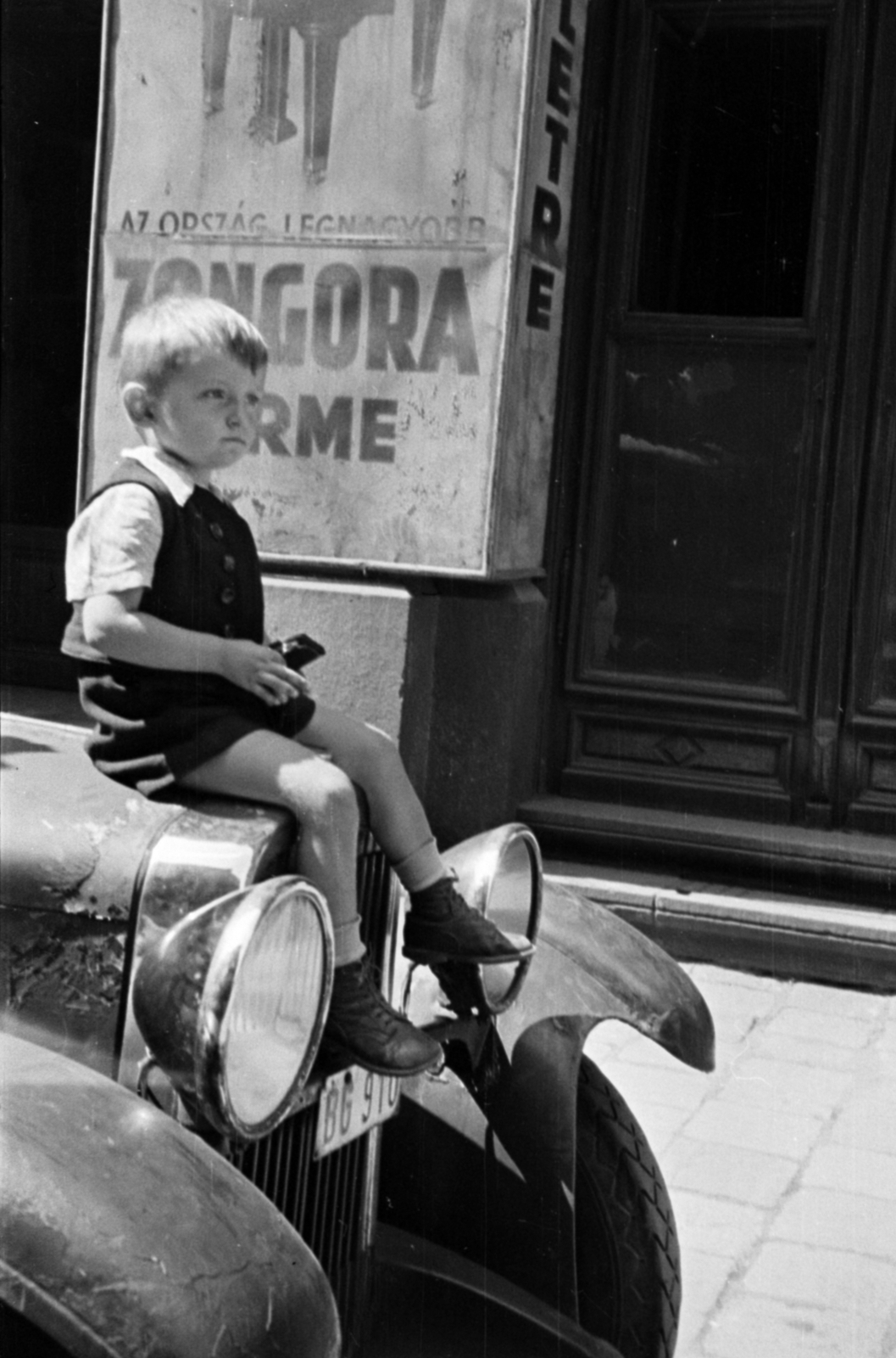 Hungary, Budapest VII., Barcsay utca, a felvétel a 2-es számú ház előtt készült., 1943, Barbjerik Ferenc, boy, Budapest, sitting on a car, Fortepan #148279