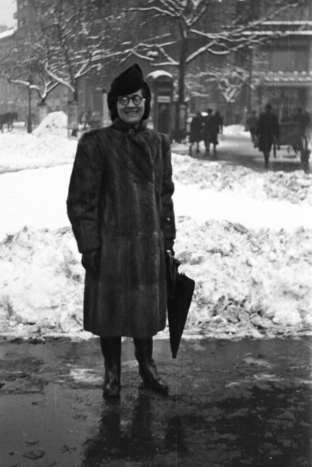 Hungary, Budapest VII., Károly körút (Károly király út), szemben a Dohány utca torkolata., 1943, Barbjerik Ferenc, Budapest, glasses, snow piles, umbrella, fur coat, lady, Fortepan #148286