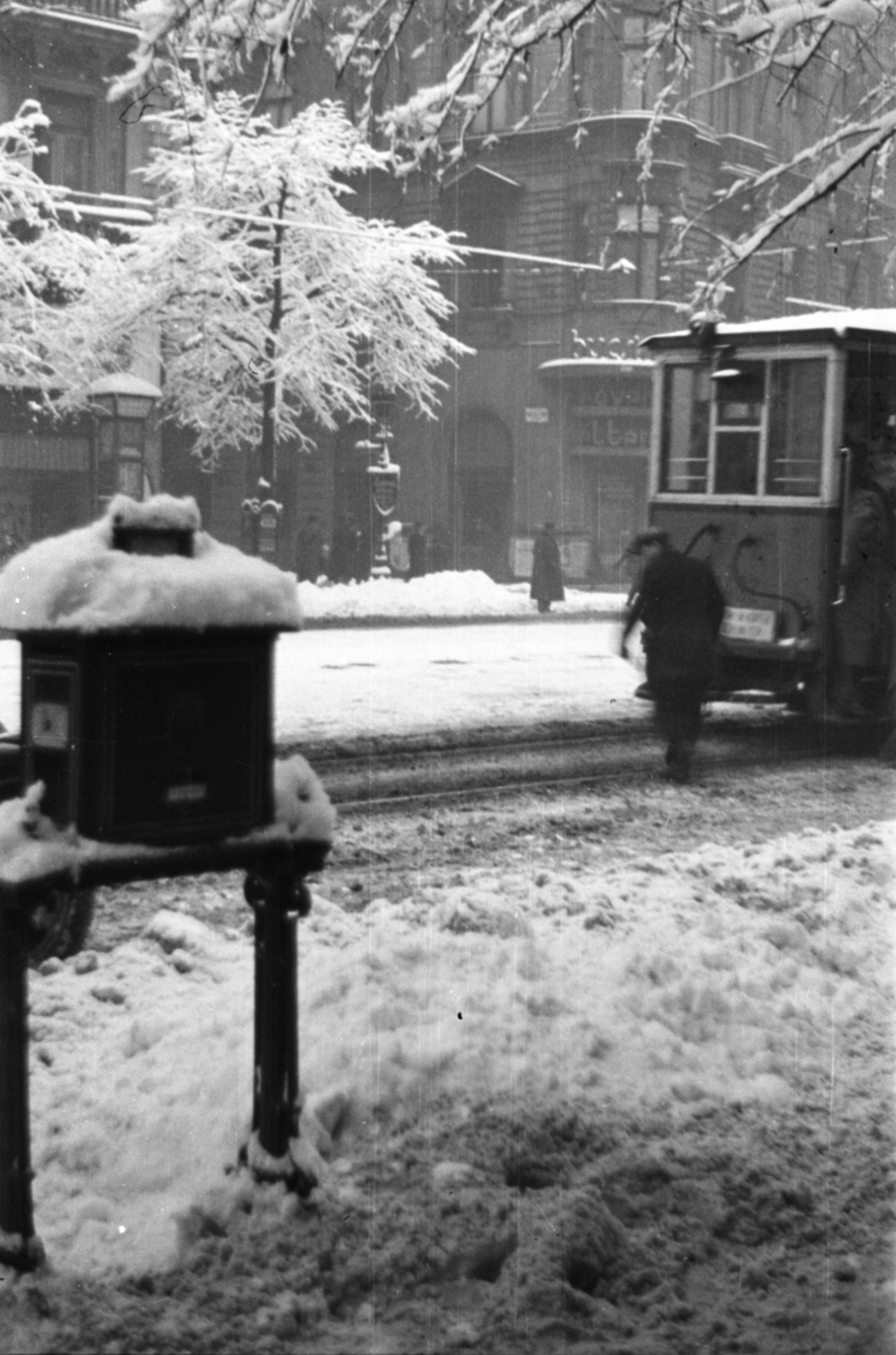 Hungary, Budapest VII., Erzsébet körút - Wesselényi utca sarok., 1943, Barbjerik Ferenc, winter, snow, tram, letter box, Budapest, Fortepan #148288