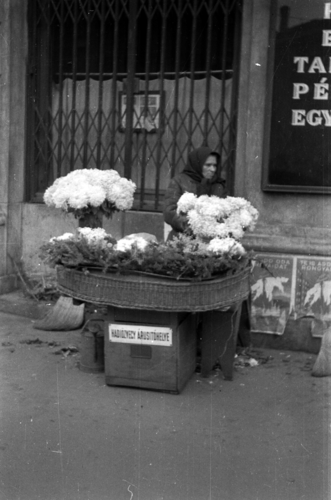 Hungary, Budapest VII., Erzsébet körút - Rákóczi út sarok, virágárus a későbbi Éjjel-nappali közért előtt., 1943, Barbjerik Ferenc, Budapest, florist, Fortepan #148290