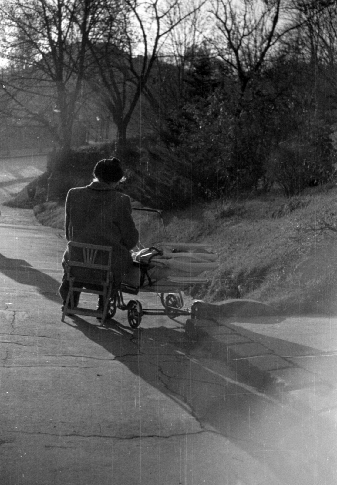 Magyarország, Gellérthegy, Budapest XI., a felvétel a Kelenhegyi út és a Sziklatemplom közötti sétányon készült., 1943, Barbjerik Ferenc, babakocsi, Budapest, Fortepan #148296