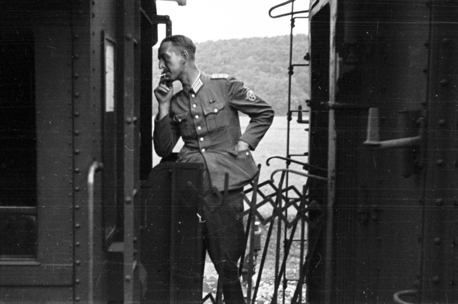 1942, Barbjerik Ferenc, dohányzás, rendőr, vagon, Fortepan #148302