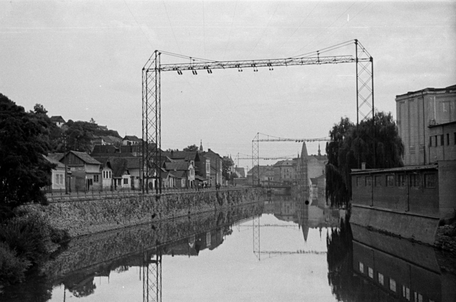 Romania,Transylvania, Cluj-Napoca, a Szamos folyó túlpartján a Fellegvári út (Strada General Drăgălina) az Erzsébet híd felől nézve., 1942, Barbjerik Ferenc, Fortepan #148304