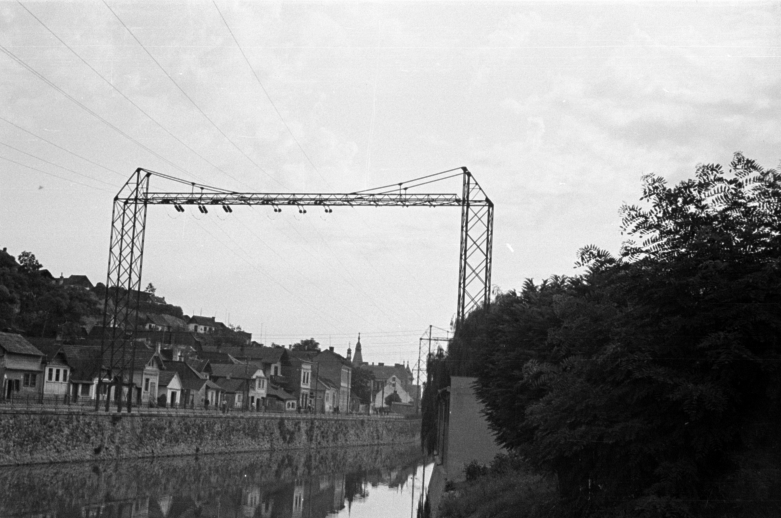 Romania,Transylvania, Cluj-Napoca, a Szamos folyó túlpartján a Fellegvári út (Strada General Drăgălina) az Erzsébet híd felől nézve., 1942, Barbjerik Ferenc, Fortepan #148305