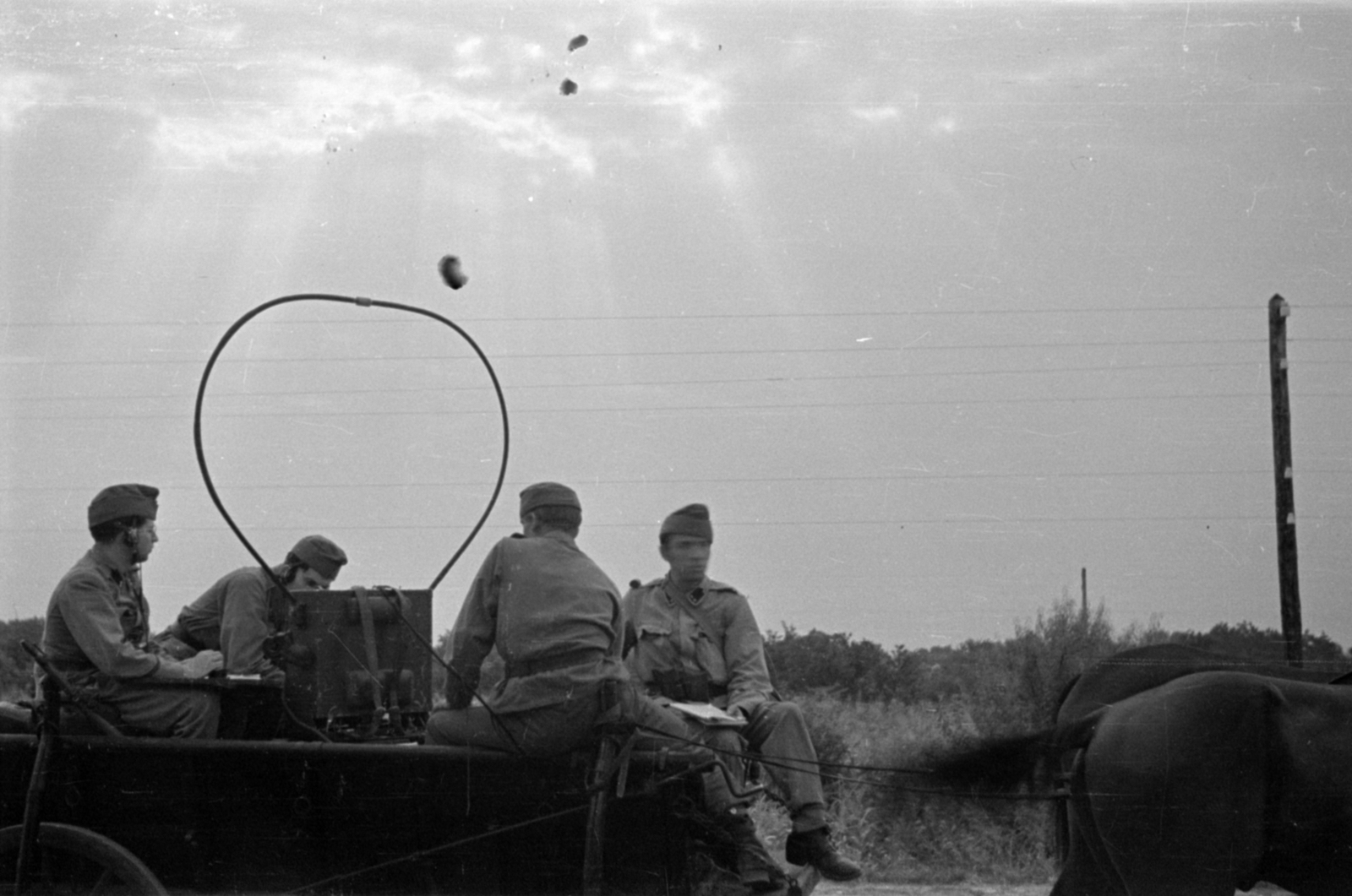 Hungary, Budapest XXII., Balatoni út a Tétényi-fennsíkon, a Budaörsi úti Károly Király laktanya katonái gyakorlaton., 1942, Barbjerik Ferenc, Budapest, radio broadcasting, military, Fortepan #148314