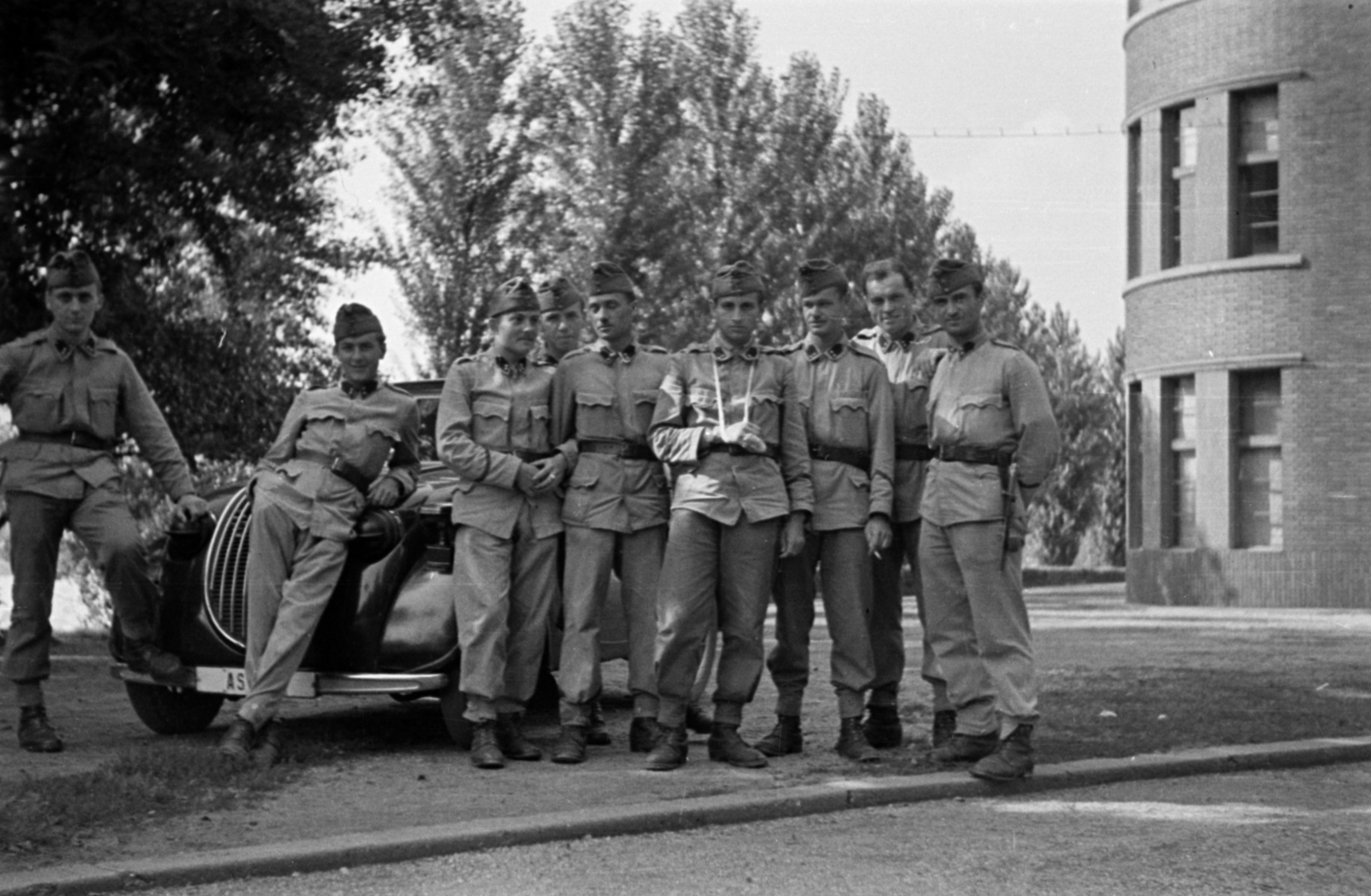 Magyarország, Margitsziget, Budapest, autóforduló a Hajós Alfréd Nemzeti Sportuszoda előtt., 1942, Barbjerik Ferenc, katona, automobil, tőr, Fortepan #148319