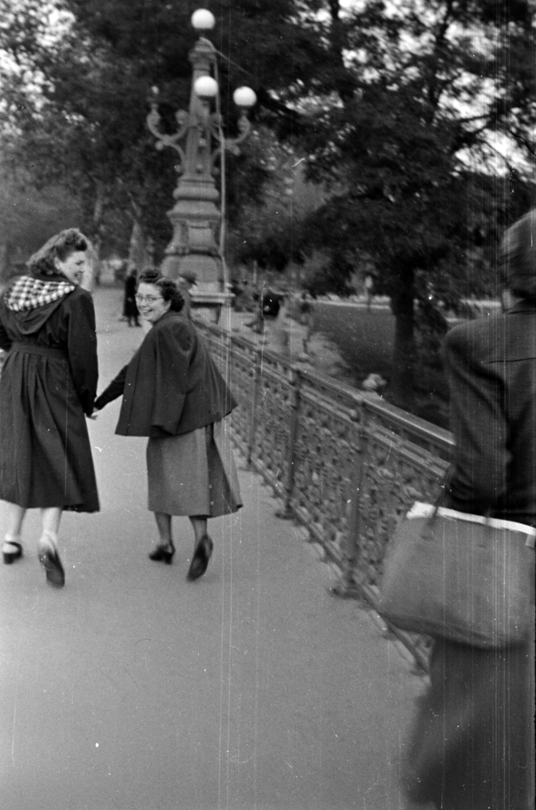 Magyarország, Városliget, Budapest XIV., a Városligeti-tó feletti híd a Kós Károly sétány (Külső Andrássy út) felé nézve., 1949, Barbjerik Ferenc, Budapest, hölgy, Fortepan #148330