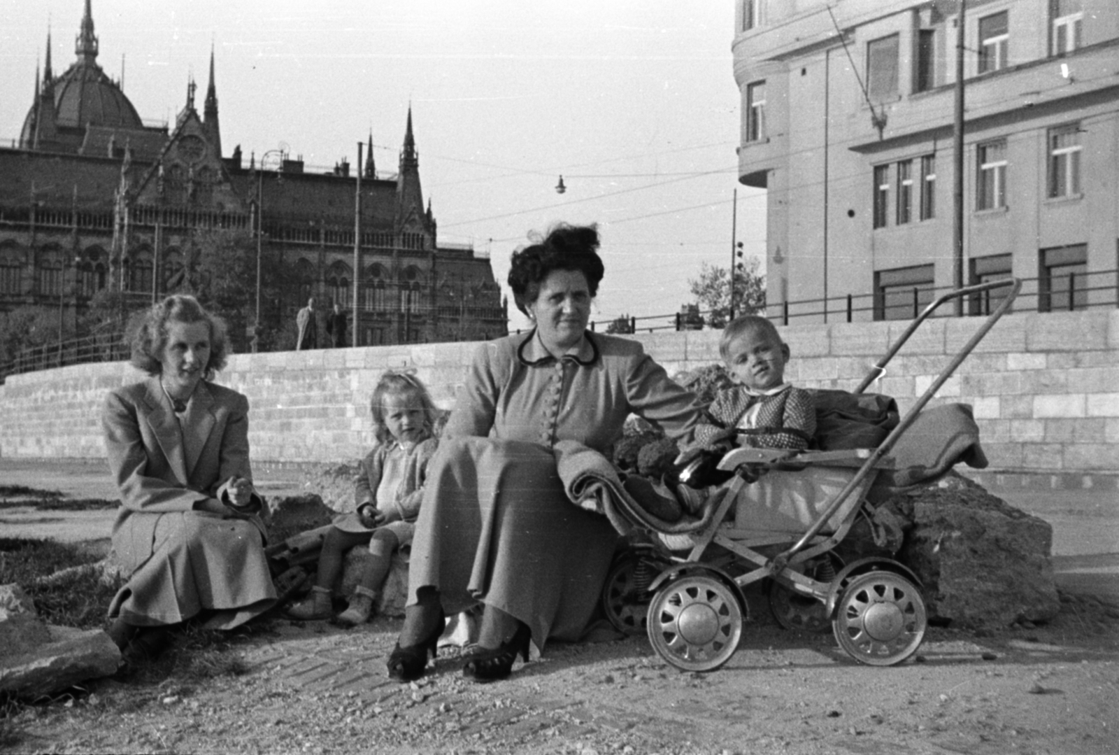 Hungary, Budapest V., pesti alsó rakpart, háttérben balra a Parlament déli homlokzata, jobbra fent a Széchenyi rakpart., 1949, Barbjerik Ferenc, parliament, Budapest, lady, kids, baby carriage, mother, Fortepan #148336