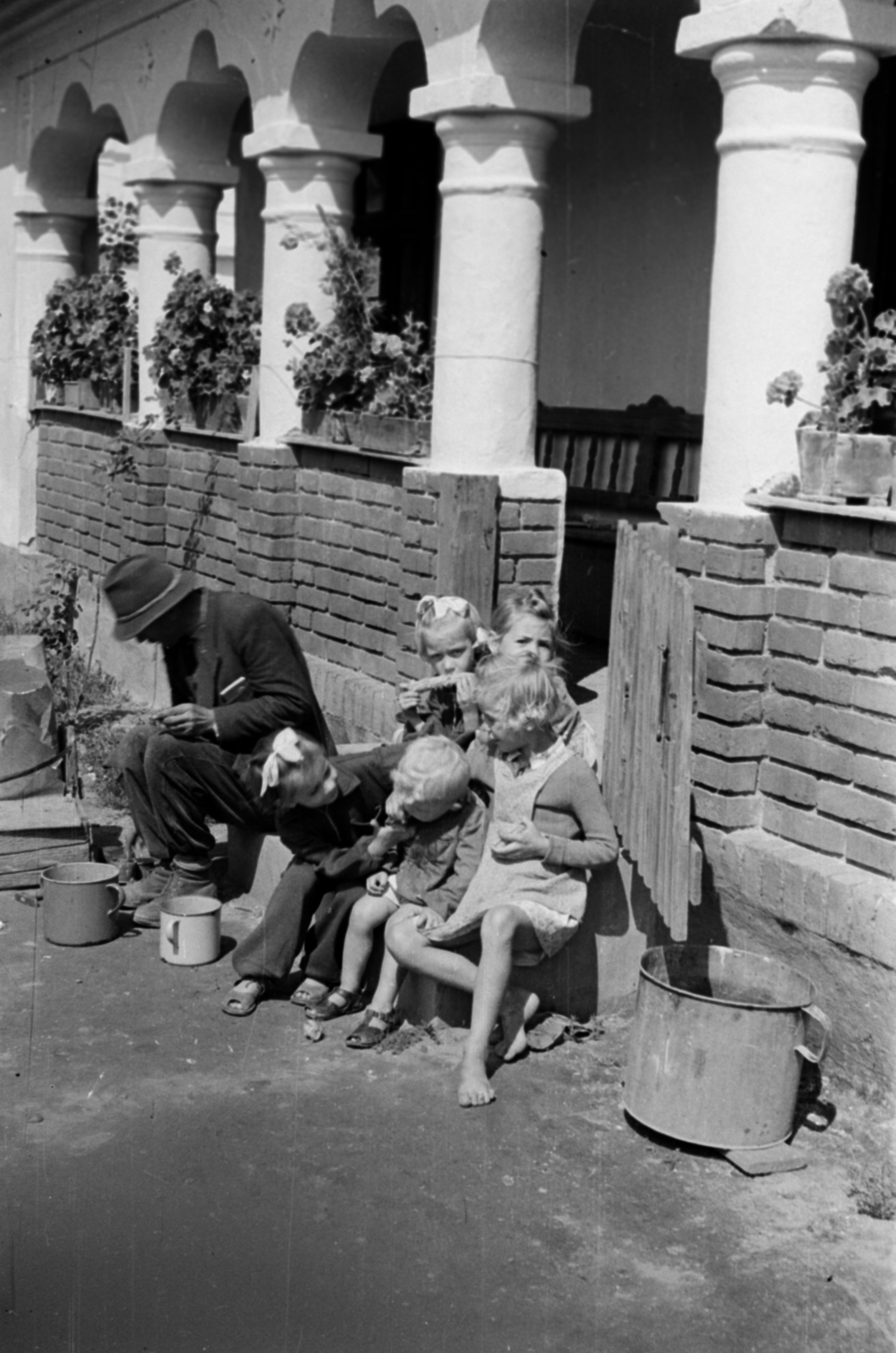 1950, Barbjerik Ferenc, kids, Pelargonium, porch, Fortepan #148343