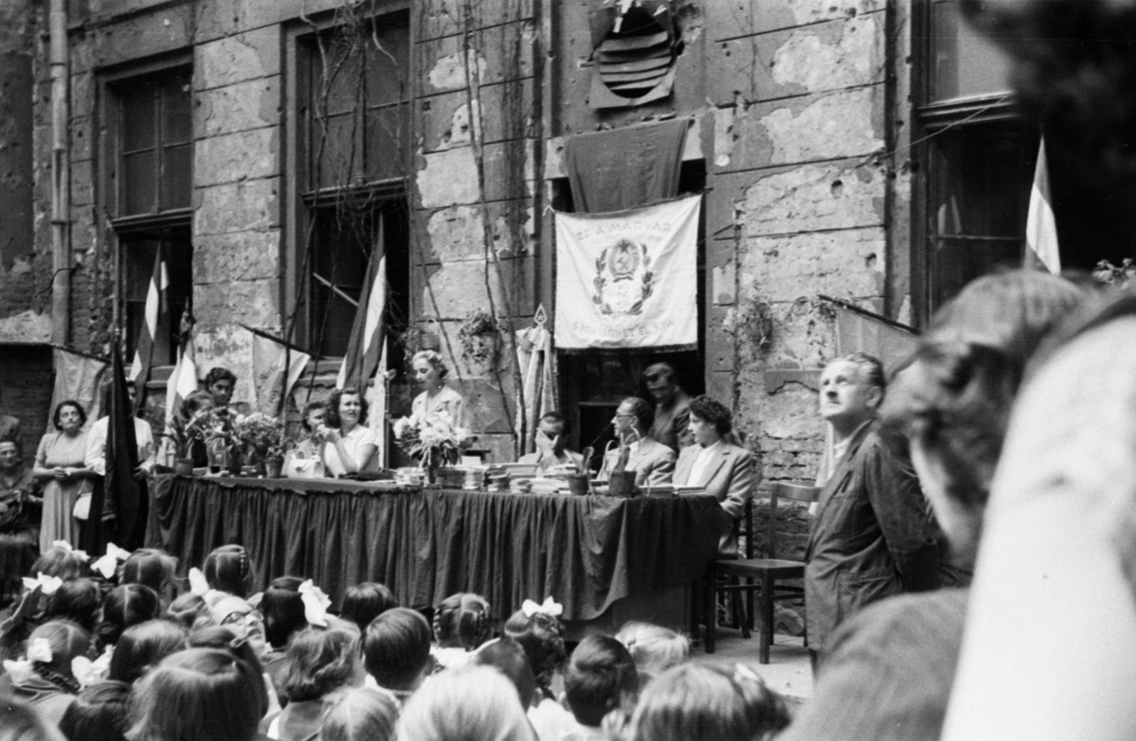 Magyarország, Budapest VI., Lovag utca 9-11., Általános Iskola (később Diákszempont Általános Iskola és Gimnázium)., 1951, Barbjerik Ferenc, iskola, zászló, ünnepség, mikrofon, szónok, Budapest, drapéria, golyónyom, Fortepan #148348