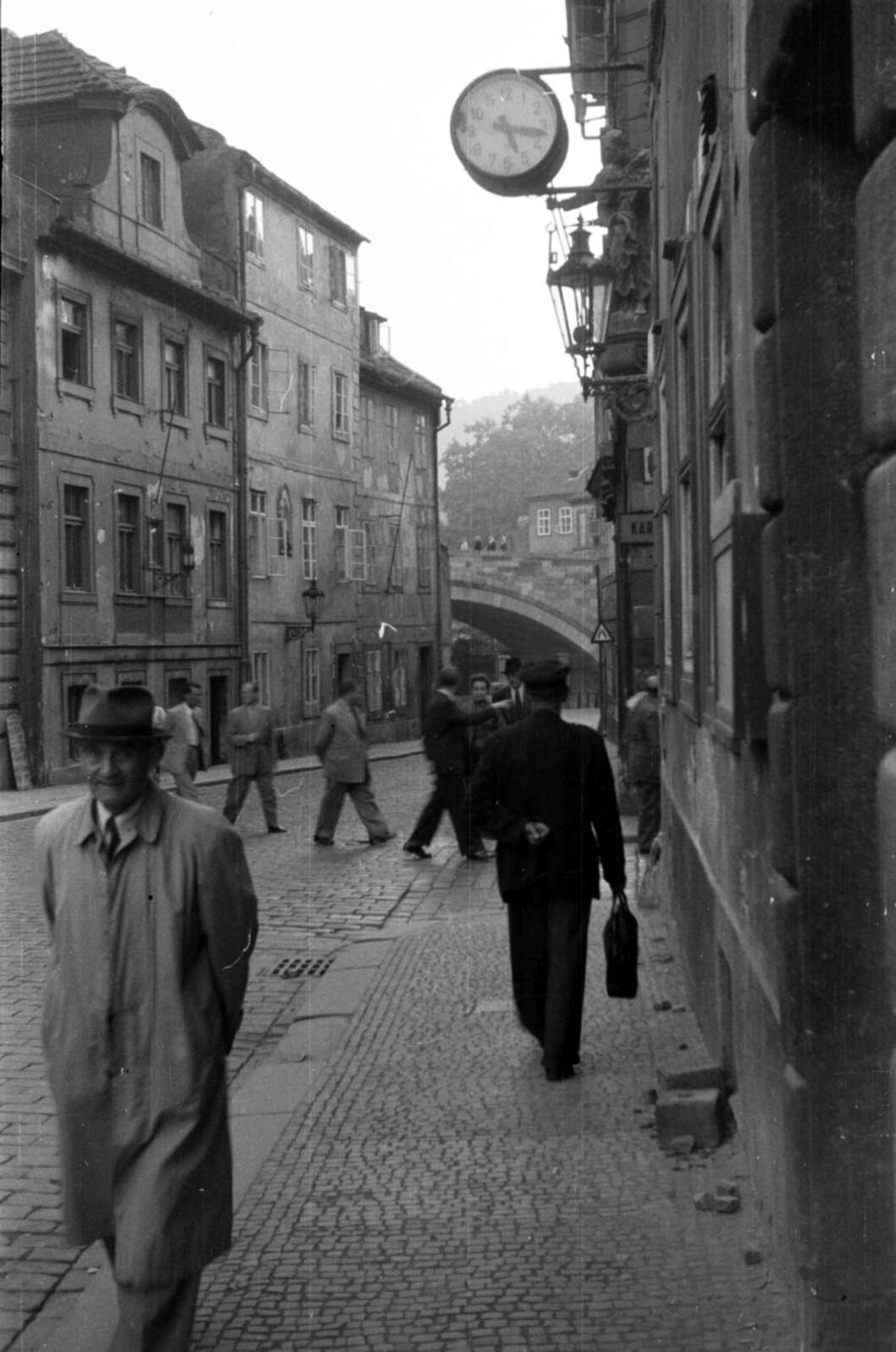 Czech Republik, Prague, az ulice U Lužického semináře a Károly híd felé nézve., 1953, Barbjerik Ferenc, Czechoslovakia, street view, pedestrian, public clock, Fortepan #148356