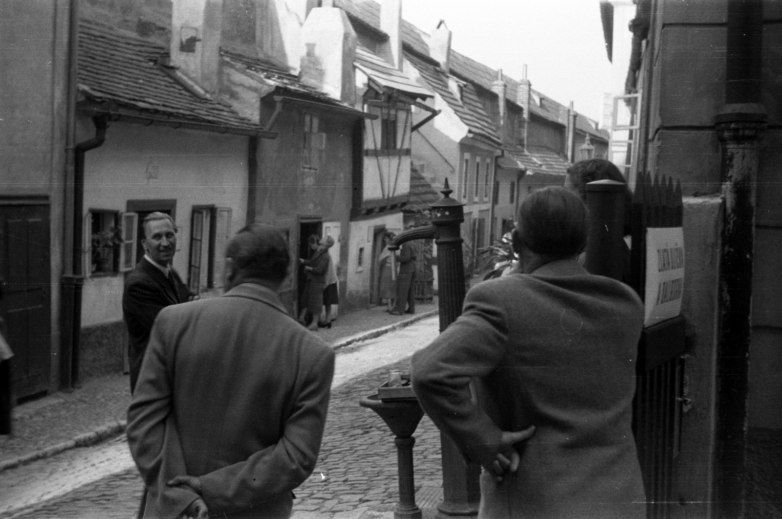 Czech Republik, Prague, Hradzsin, Arany utcácska (Zlatá ulička)., 1953, Barbjerik Ferenc, Czechoslovakia, street view, well, Fortepan #148357