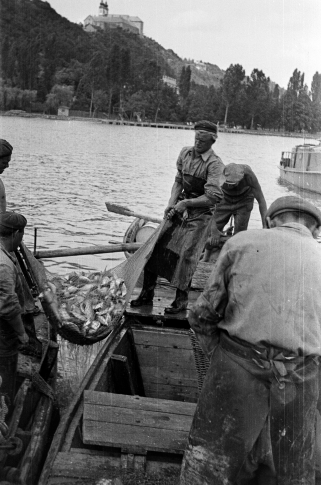 Hungary,Lake Balaton, halászok Tihany közelében, fent a Bencés Apátság., 1953, Barbjerik Ferenc, fishing net, Fortepan #148360