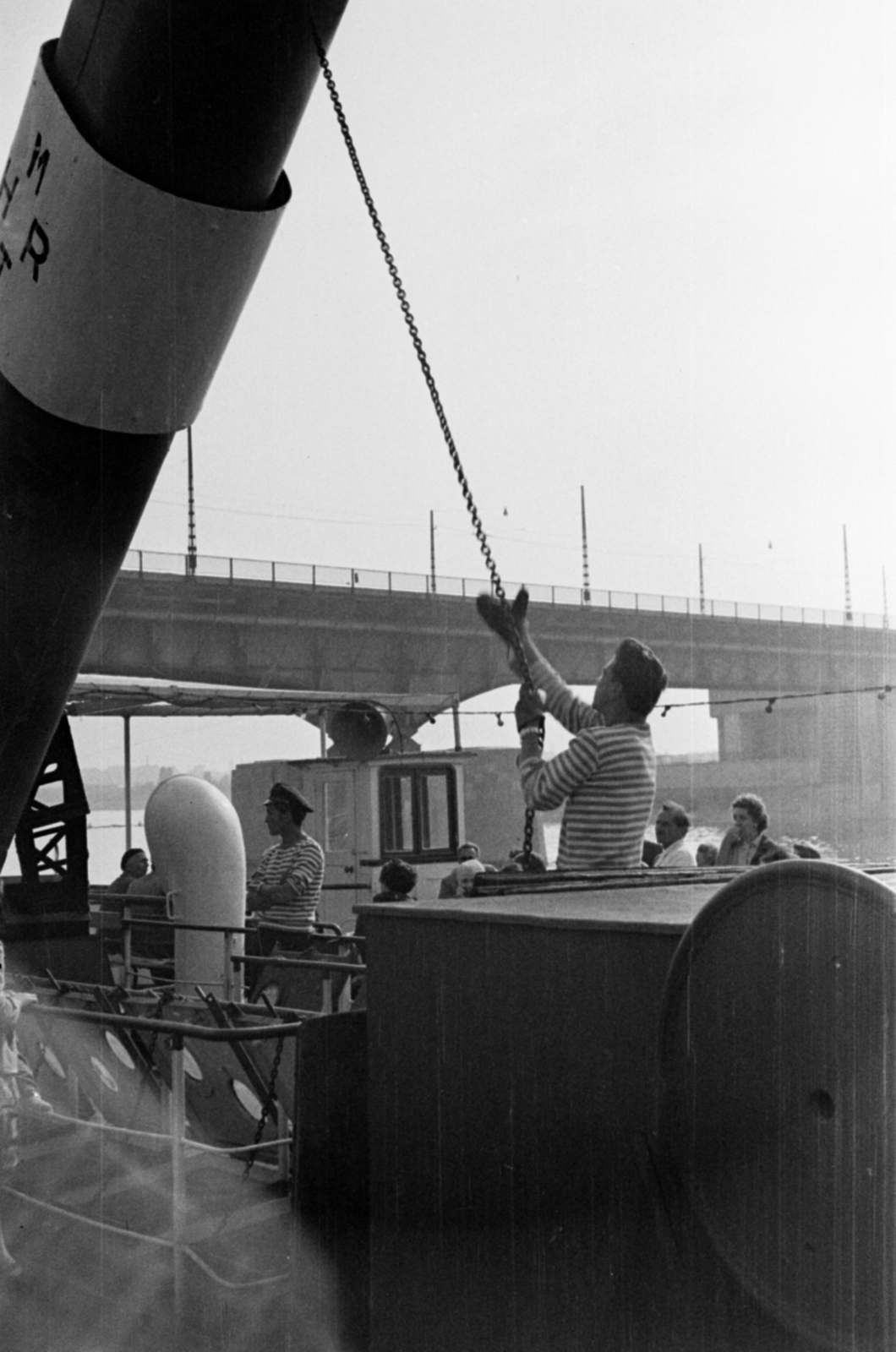 Hungary, Budapest III., hajókirándulás a Dunán, háttérben az Árpád (Sztálin) híd és a Margit-sziget., 1955, Barbjerik Ferenc, Budapest, sailor, Fortepan #148378