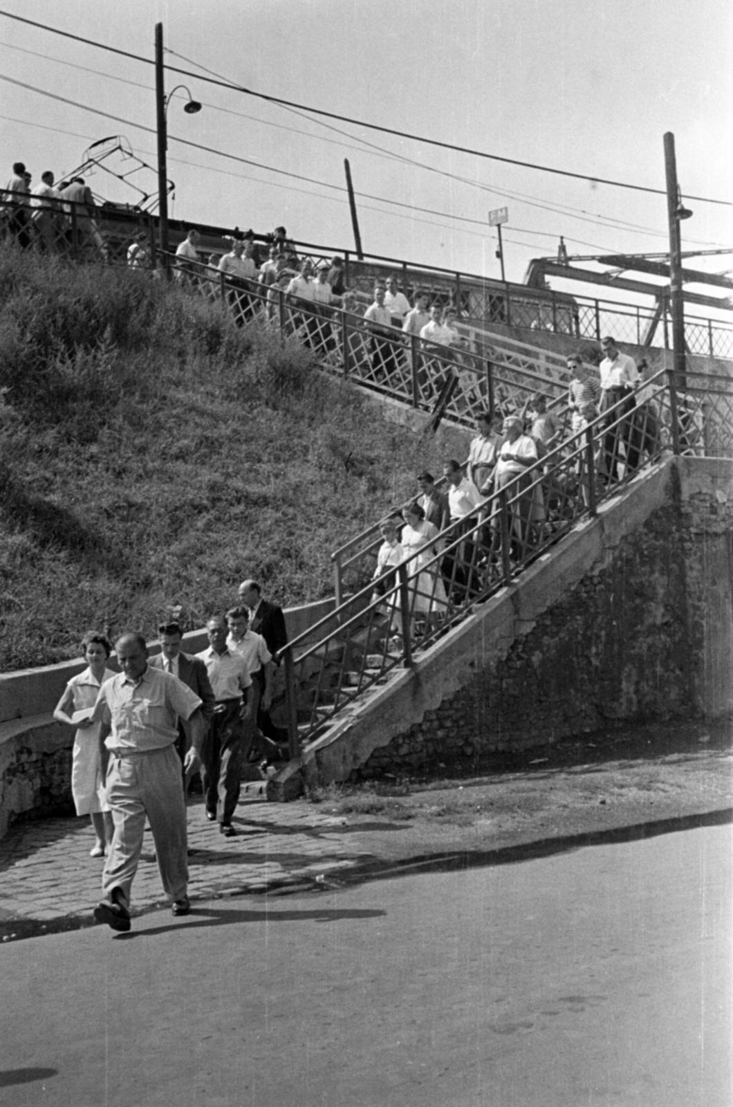 Hungary, Budapest VIII., Salgótarjáni utca, villamosmegálló az Asztalos Sándor utcai felüljárónál., 1955, Barbjerik Ferenc, Budapest, overpass, flight of stairs, Fortepan #148392