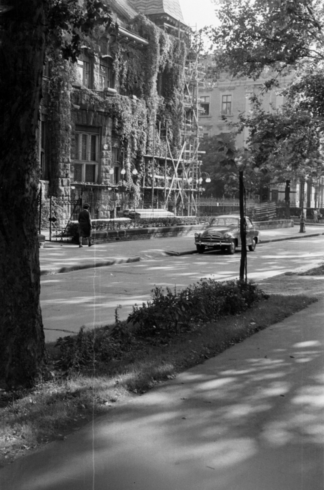 Hungary, Budapest VI., Andrássy (Sztálin) út 101. MÚOSZ székház., 1955, Barbjerik Ferenc, Budapest, scaffolding, automobile, freestone, Fortepan #148398