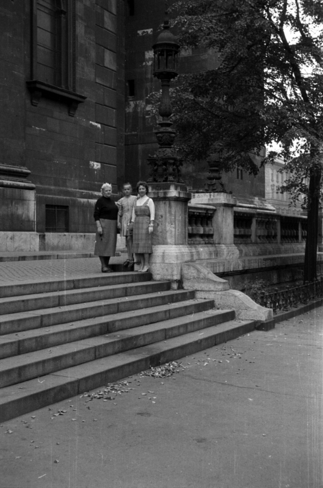 Hungary, Budapest V., Szent István tér a Szent István-bazilika északi oldalánál., 1955, Barbjerik Ferenc, Budapest, women, stairs, generations, Fortepan #148404