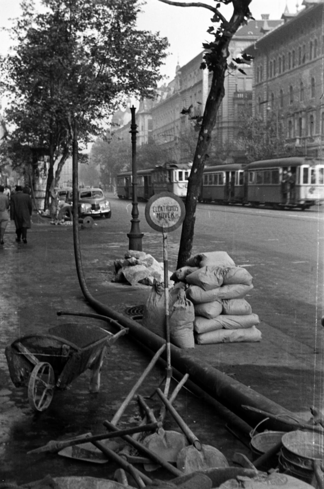 Hungary, Budapest VI., Teréz (Lenin) körút a Dessewffy utca felől a Nyugati pályaudvar felé nézve, szemben a Szondi utca, a saroképület a Béke Szálló., 1955, Barbjerik Ferenc, Budapest, sack, tram, bucket, shovel, wheelbarrow, Fortepan #148415