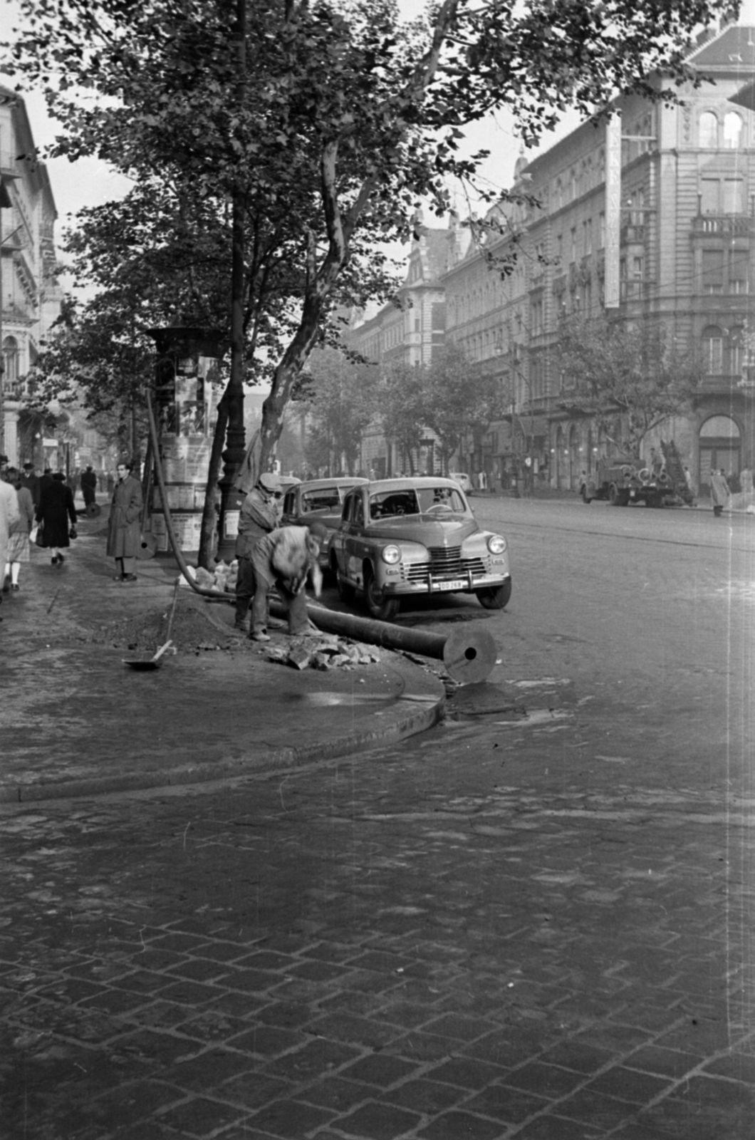 Hungary, Budapest VI., Teréz (Lenin) körút a Dessewffy utcától a Szondi utca felé nézve, szemben a saroképület a Béke Szálló., 1955, Barbjerik Ferenc, Budapest, worker, ad pillar, automobile, Fortepan #148416