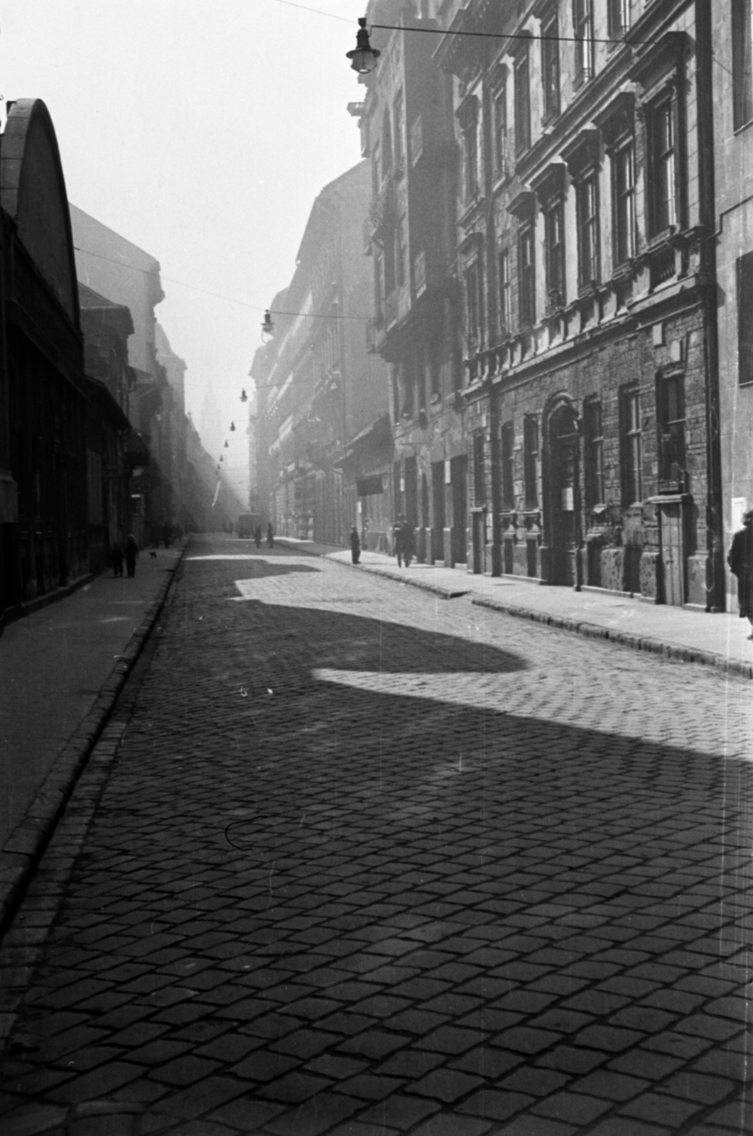 Hungary, Budapest VI., Ó utca a Jókai utca felől nézve., 1955, Barbjerik Ferenc, Budapest, street view, cobblestones, sunshine, Fortepan #148417