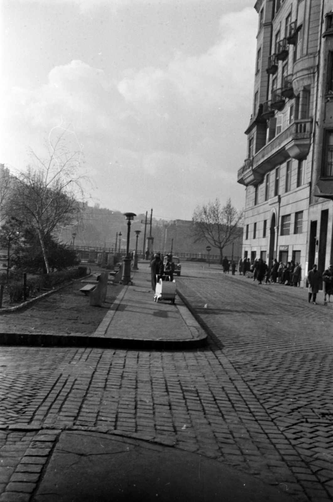 Hungary, Budapest V., a Március 15. tér a Piarista (Pesti Barnabás) utca felől nézve, jobbra a Pucher-bérpalota a Petőfi tér sarkán., 1955, Barbjerik Ferenc, Budapest, street view, Fortepan #148426