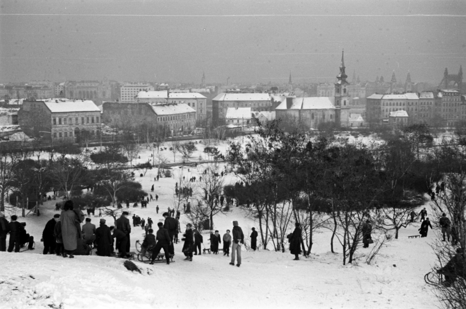 Hungary, Tabán, Budapest I., szánkózók, jobbra az Alexandriai Szent Katalin-templom., 1956, Barbjerik Ferenc, winter, snow, sledge, Budapest, Fortepan #148429