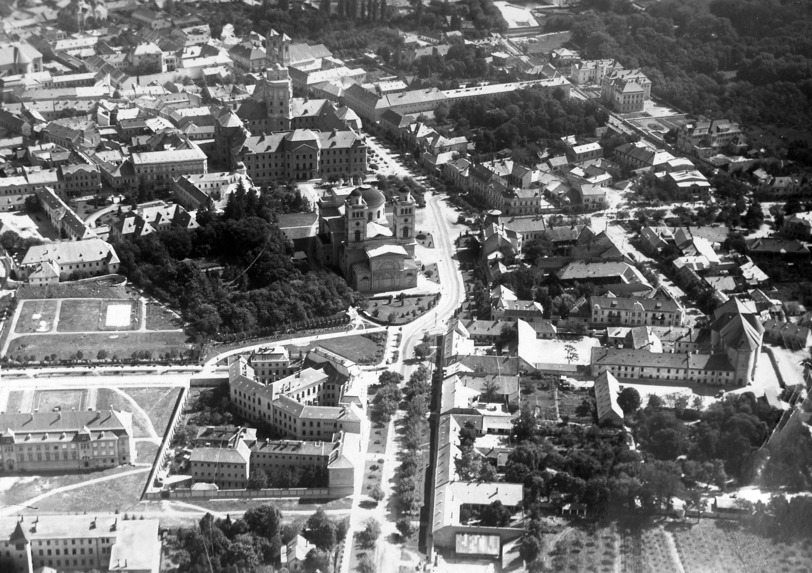 Hungary, Eger, légifotó, középen a Főszékesegyház., 1940, Négyesi Pál, aerial photo, basilica, Baroque-style, public building, Classicism, Cathedral, József Hild-design, bird's eye view, Josef Ignaz Gerl-design, Jakab Fellner-design, József Grossmann-design, Fortepan #14843