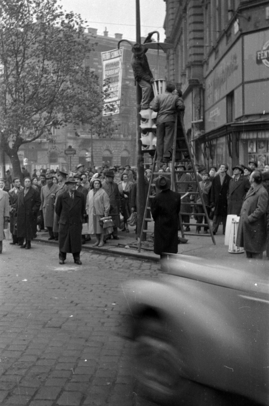 Magyarország, Budapest VI., új viágítótestek szerelése a Oktogon (November 7. tér) 1. előtt., 1959, Barbjerik Ferenc, Budapest, Fortepan #148437