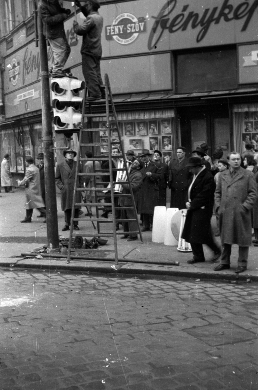 Magyarország, Budapest VI., új viágítótestek szerelése a Oktogon (November 7. tér) 1. előtt., 1959, Barbjerik Ferenc, Budapest, fényképész, létra, jelzőlámpa, Fortepan #148438