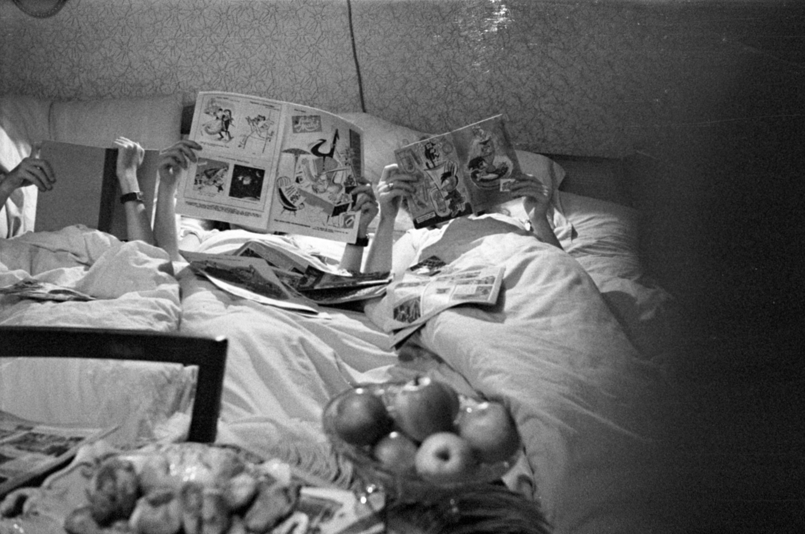 1958, Barbjerik Ferenc, fruit, book, bed, Füles magazine, newspaper, reading, odd one out, still life, Fortepan #148441
