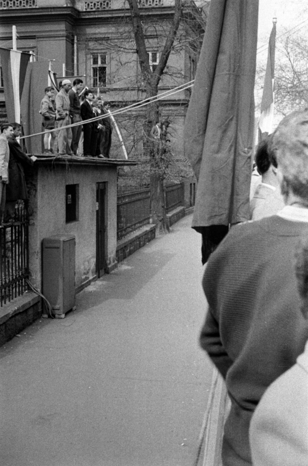 Hungary, Budapest VII., a felvétel a Dózsa György út 82. előtt készült, április 4-i katonai díszszemle nézőközönsége., 1959, Barbjerik Ferenc, Budapest, Fortepan #148451