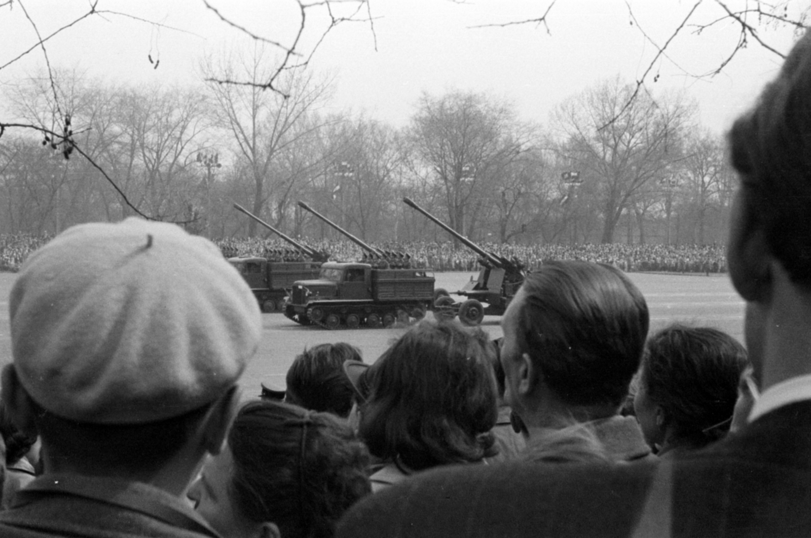 Hungary, Budapest VII., a felvétel a Dózsa György út 82. előtt készült, április 4-i katonai díszszemle nézőközönsége., 1959, Barbjerik Ferenc, Csepel-brand, Budapest, Fortepan #148452