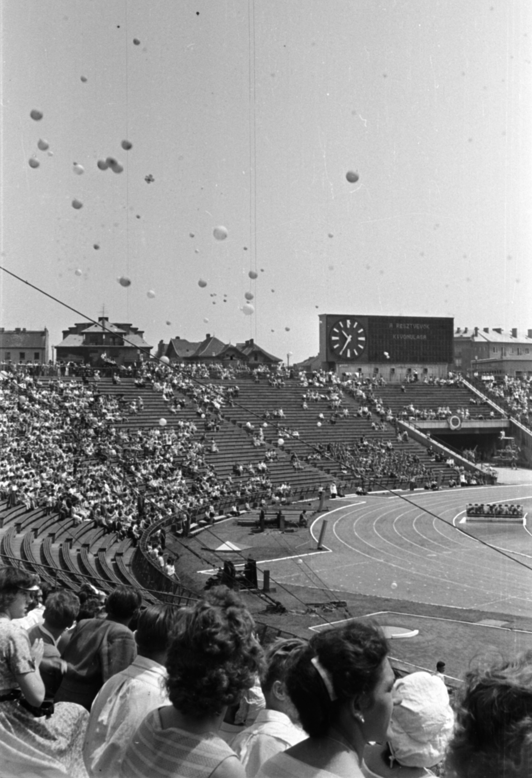 Hungary, Népstadion, Budapest XIV., a felvétel a Béke és Barátság sportünnepély főpróbája alkalmával készült, 1959. június 18-án., 1959, Barbjerik Ferenc, Budapest, baloon, auditorium, public clock, Fortepan #148457