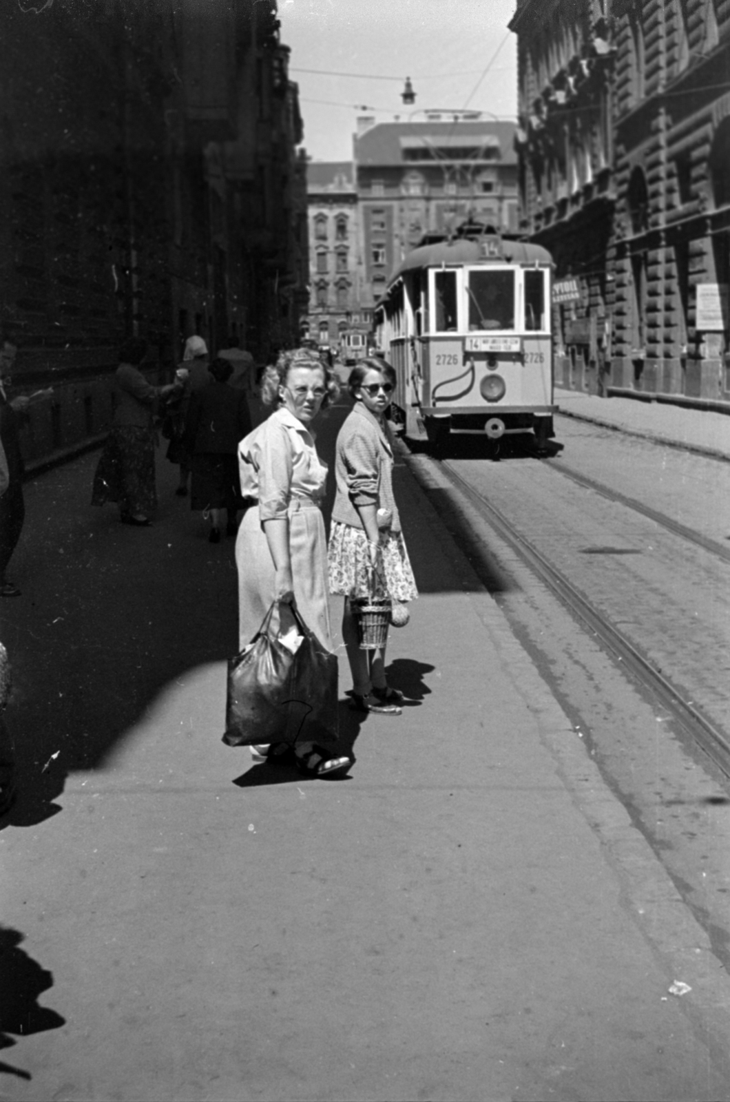 Hungary, Budapest XIII., Kádár utca a Váci út felől a Visegrádi utca felé nézve., 1957, Barbjerik Ferenc, Budapest, bag, destination sign, public transport line number, tram, Fortepan #148471