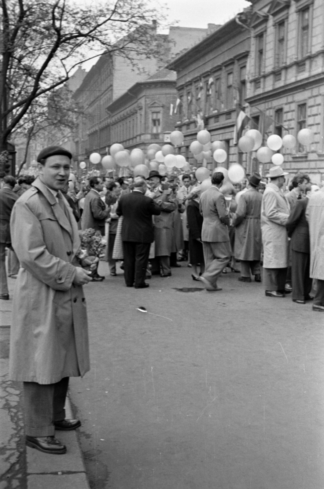 Magyarország, Budapest VII., Almássy tér a Wesselényi utca - Csengery utca sarok felé nézve. Május 1-i felvonulók., 1958, Barbjerik Ferenc, május 1, Budapest, 1956-utóélet, Fortepan #148473