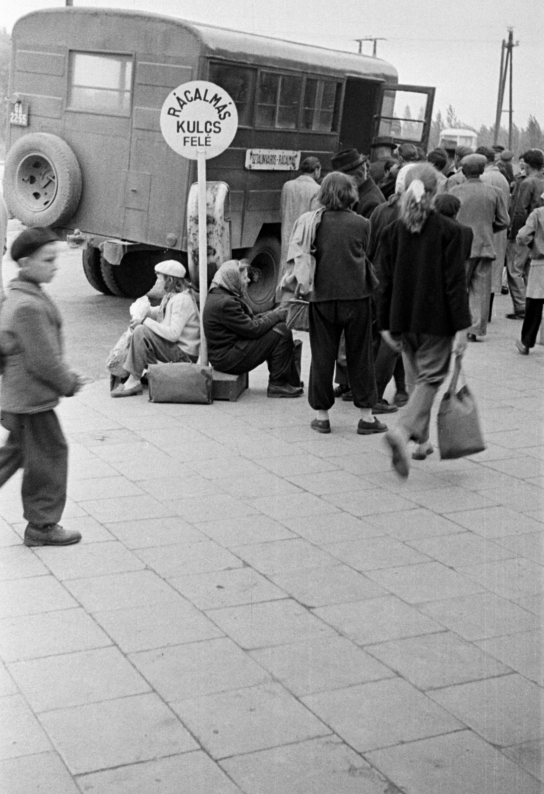 Hungary, Dunaújváros, (Sztálinváros), MÁVAUT autóbusz-állomás., 1957, Barbjerik Ferenc, waiting, passenger, Fortepan #148485