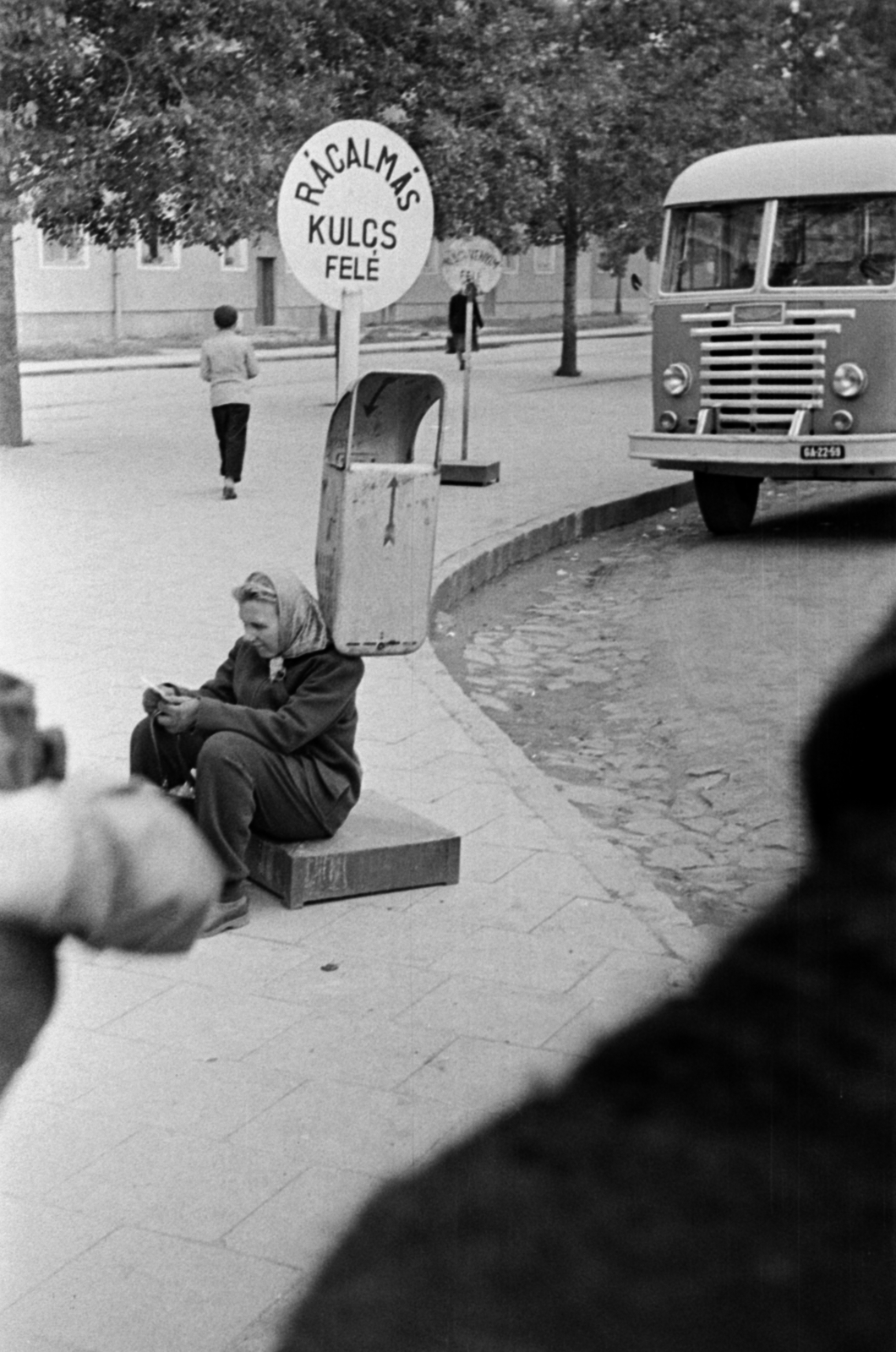 Hungary, Dunaújváros, (Sztálinváros), MÁVAUT autóbusz-állomás., 1957, Barbjerik Ferenc, trash can, waiting, Fortepan #148486