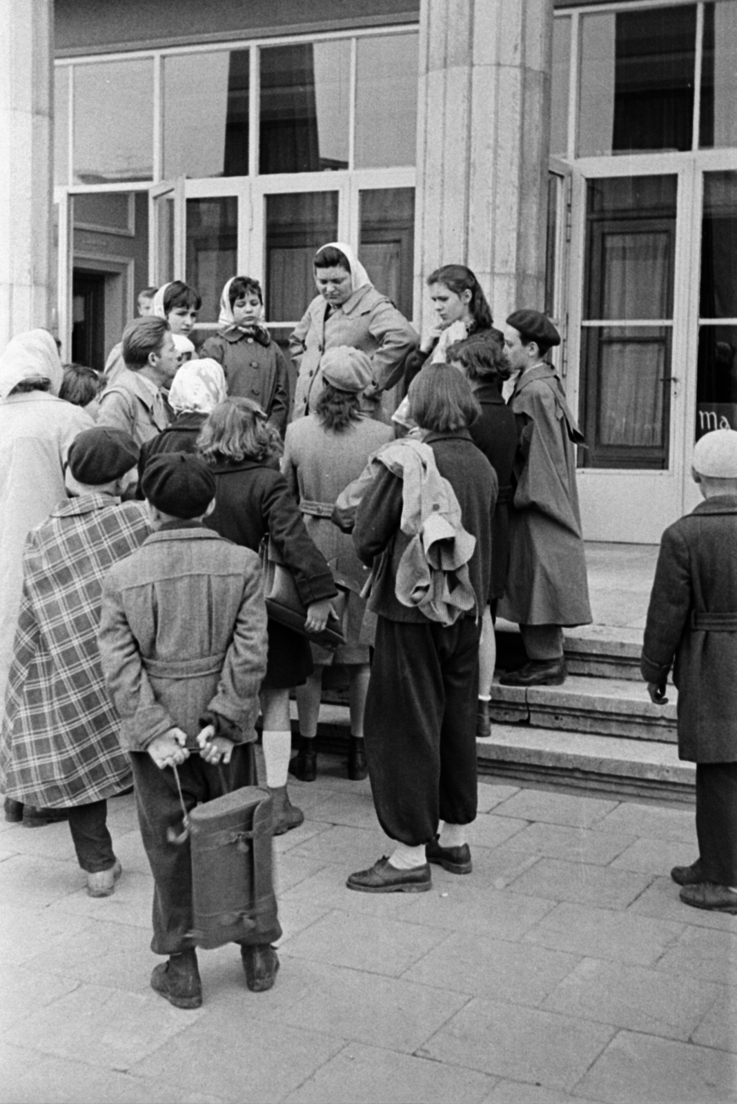 Hungary, Dunaújváros, (Sztálinváros), Bartók Béla út (November 7. tér), a felvétel a Bartók Béla Kultúrház (később Bartók Kamaraszínház) előtt készült., 1957, Barbjerik Ferenc, talks, Fortepan #148487