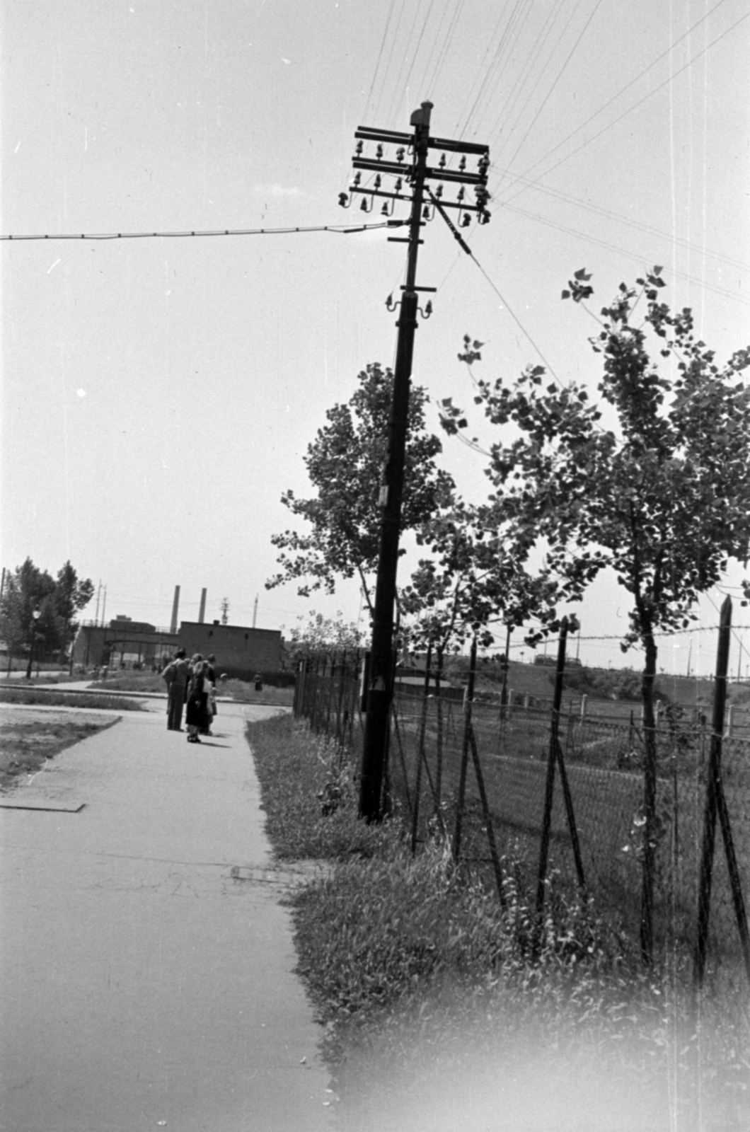 Hungary, Budapest XIII., Népfürdő utca az Árpád híd felé nézve, jobbra a Dagály (Szabadság) fürdő kerítése., 1958, Barbjerik Ferenc, Budapest, pylon, Fortepan #148495