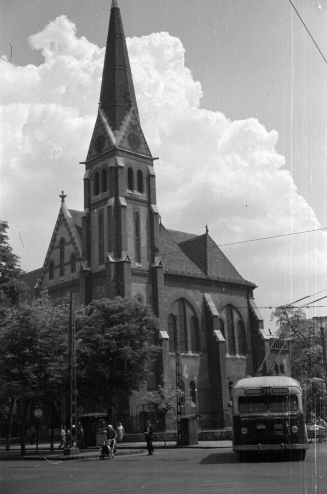 Magyarország, Budapest VII., Városligeti (Gorkij) fasor - Bajza utca sarok, fasori evangélikus templom., 1958, Barbjerik Ferenc, Budapest, pavilon, bódé, trolibusz, Fortepan #148500